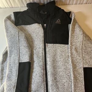 Reebok 3 Pocket Men’s Size med Jacket, Pure Grey Heather / Charcoal